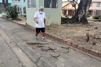 Los moradores caminan sobre los adoquines levantados.