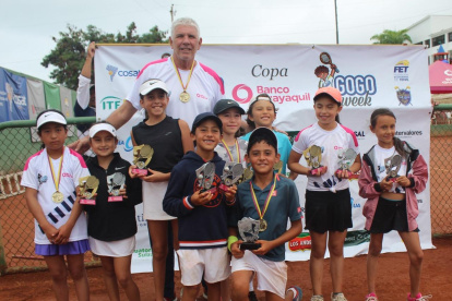 Los finalistas, tanto en singles como en dobles, se adjudicaron trofeos de la organización.