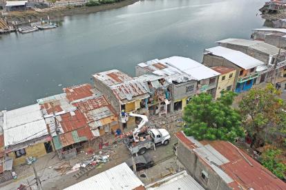 En una mirada desde lo alto, se puede evidenciar la magnitud de la explosión. Varias casas destruidas, así como vehículos destrozados.