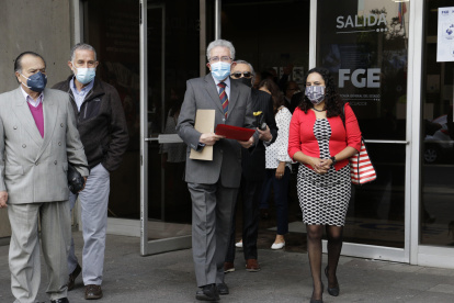 Germán Rodas junto a demás miembros de la Comisión de Anticorrupción acudieron a la Fiscalía a entregar una denuncia en contra de Seguro Campesino. 21 de octubre del 2021. HENRY LAPO Agencia (ag-extra ag-expreso ag-quito)