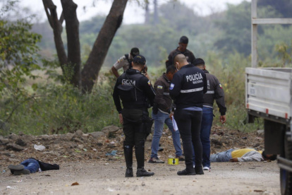 Algo que se pudo conocer en la zona fue que, además, los asesinos dejaron una nota escrita en un papel, junto al cadáver del adulto.