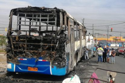 Al sitio del suceso llegó una grúa para trasladar el vehículo a otro lugar.