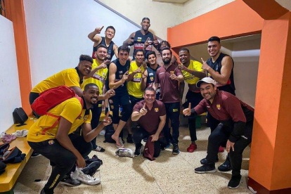 Parte del cuerpo técnico y jugadores de Barcelona luego del último cotejo.