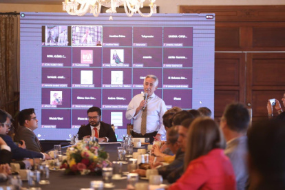 El secretario de Comunicación, Leonardo Laso (con el micrófono), junto con el secretario Pozo.