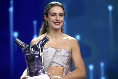 Alexia Putellas reacciona tras recibir el premio a la mejor jugadora de Europa durante el sorteo de la fase de grupos de la UEFA Champions League 2022/23.