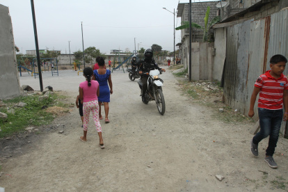 BALACERA EN EL SECTOR DEL TRINIPUERTO 4 SUJETOS LLEGARON AL LUGAR Y DISPARARON E HIRIERON A UNA NIÑA DE 11 AÑITOS IMPACTANDOLE UN PROYECTIL EN SU ANTEBRAZOS 23 DE OCTUBRE DEL 2020 GUAYAQUIL-ECUADOR