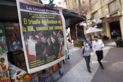 La prensa chilena informó sobre el rechazo al plebiscito constitucional.