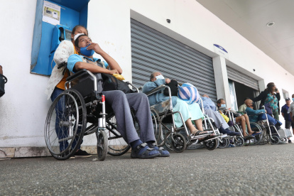 Situación. Un grupo de pacientes renales espera afuera de la sala de diálisis del Teodoro Maldonado
