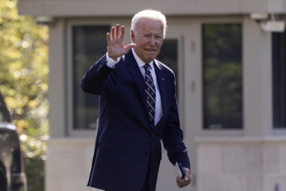 El presidente de Estados Unidos, Joe Biden, saluda mientras camina en el Jardín Sur de la Casa Blanca, en Washington (EE.UU.), este 9 de septiembre de 2022.