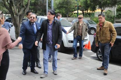 Con seguridad y junto a varios colaboradores llegó el presidente de la Comisión de Fiscalización a la Fiscalía General del Estado.