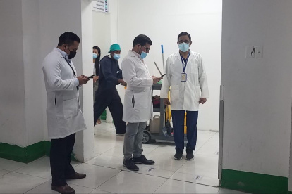 El Dr. Francisco Pérez (centro), nuevo gerente general del Hospital Teodoro Maldonado Carbo, del IESS durante un recorrido por la institución.