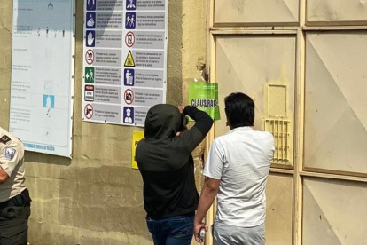 Acción.- Momentos en que la autoridad pone el sello de clausura en una piladora, en Yaguachi.