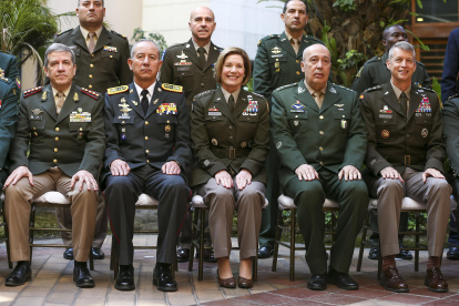 La jefa del Comando Sur de los Estados Unidos, Laura Richardson (c), posa para una sesión de fotos junto a oficiales Generales de varios países de América, durante la Conferencia Sudamericana de Defensa "SouthDec 2022".