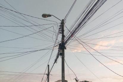 Situación. No sirven hace dos meses los postes de luz en el área.