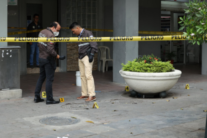 Personal policial recabando indicios en el lugar de los hechos.