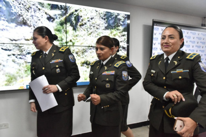 Funciones. Irany Ramírez (i) asumió la dirección de la Escuela Alberto Enríquez Gallo, ubicada en Pusuquí.