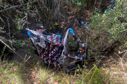 Agentes de la Policía levantan los indicios en el caso de María Belén Bernal