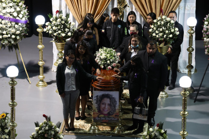 Familiares y amigos asisten al velorio de la abogada María Belén Bernal, en el Teatro Universitario en Quito (Ecuador).