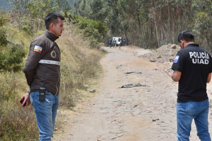 Escena. Dos oficiales de Policía aguardan en una parte del cerro Casitagua, donde fue hallado el cuerpo de Bernal.