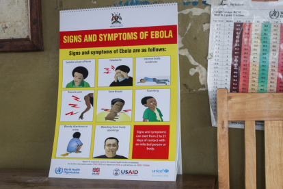 Fotografía de archivo de un letrero de concienciación sobre el ébola en el hospital de Bwera, una ciudad fronteriza cerca de la República Democrática del Congo en el oeste de Uganda.