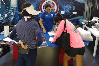 La golfista Kitty Hwang Choi retiró ayer la maleta con la indumentaria para Asunción.