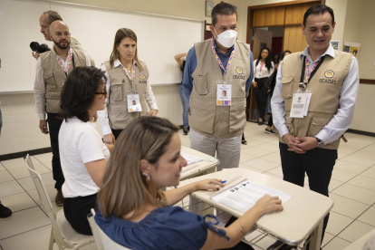 Observadores de misión de la OEA visitan centro de votación en Brasilia