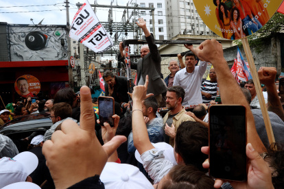 El expresidente de Brasil y actual candidato a la Presidencia, Luiz Inácio Lula da Silva, saluda a sus simpatizantes durante un recorrido
