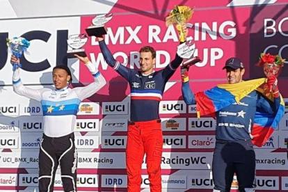 El cuencano (d) junto a los líderes de la competencia Élite.