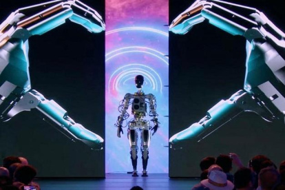 Elon Musk presenta a Optimus un robot con aspecto humanoide