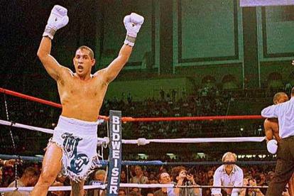Héctor Camacho celebra tras vencer a "Sugar" Ray Leonard en 1997