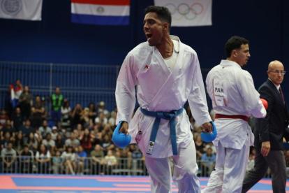 El karateca tricolor celebra tras vencer en la final al paraguayo Jesús Orlando Servin.