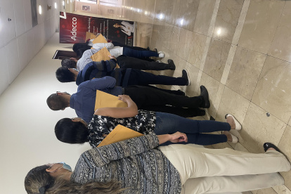 Entrevista.- Personas que hacen fila para entregar su hoja de vida y tener la entrevista para ser contratado en una empresa.