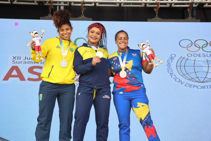 La medallista olímpica Neisi Dajomes va bien en el cambio de 76 a 87 kg: oro y récord regional.
