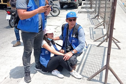 Asistencia. Billy Navarrete, presidente del Comité de Derechos Humanos asiste a Valeska Chiriboga, otra comisionada que fue gaseada en la boca, cuando asistía al familiar de una PPL.