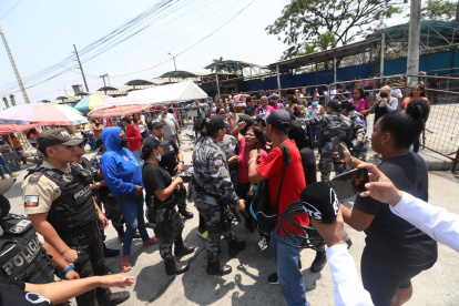 Incertidumbre: En los exteriores de la Penitenciaría del Litoral permanecen los familiares de los reos, quienes por momentos se desesperan ante la falta de información.