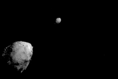 Imagen cedida por la NASA donde se muestra el asteroide Didymos (izq.) y su luna, Dimorphos (dcha.), unos 2,5 minutos antes del impacto de la nave espacial DART