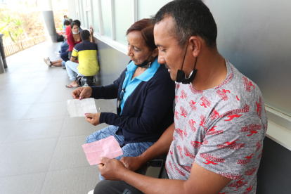 Compras. Los familiares Rivera muestran los papeles que detallan las medicinas que los internos del hospital ordenan comprar para asistir así a sus parientes que necesitan atención.