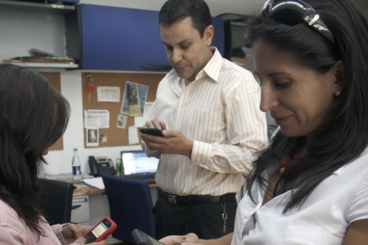 Comunicación.- Tres personas utilizan el internet móvil.