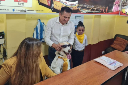 De trabajo. Rabito hace gala de su uniforme detrás del mostrador de atención al cliente en la agencia de la cooperativa de transporte.