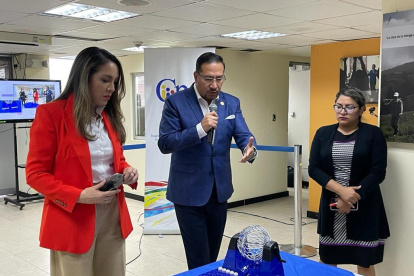 El presidente del Consejo de Particiapción, Hernán Ulloa (c), participó del sorteo de los integrantes.