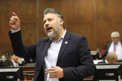 El 15 de octubre de 2022, el legislador Marlon Cadena renunció a la coordinación de la bancada de Izquierda Democrática.