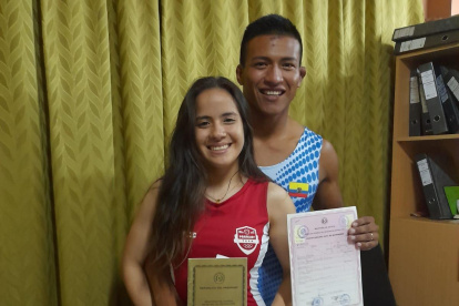 Jorge y Samira tras firmar el acta en el Registro Civil del barrio San Pablo, en Asunción. Ya alistan la unión en Ecuador.
