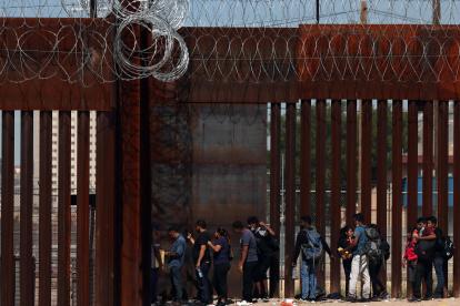 Personas migrantes de origen venezolano cruzan el paso fronterizo, para entregarse a la patrulla, el 15 de octubre de 2022, en Ciudad Juárez, Chihuahua (México).
