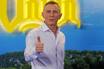 El actor británico Daniel Craig posa durante la presentación de la película "Puñales por la espalda: El misterio de Glass Onion" este miércoles en Madrid.