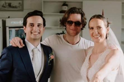 Emilio Mera y Valeria Adum Gilbert con el artista inglés Sam Smith, popular por series como House of the Dragon y The Crown.