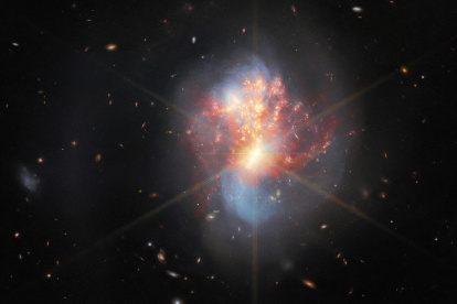 El telescopio James Webb ha vuelto a mostrar una imagen, esta vez de IC 1623, un par de galaxias que se arremolinan en un único objeto caótico en el centro.