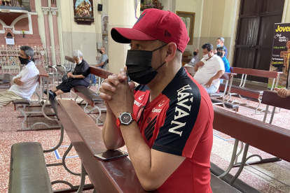 Altair Siqueira, hincha del Paranaense, reza en iglesia San Francisco.