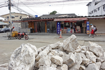 La calle Guayacanes sigue intervenida por los trabajos. Los negocios bajan en ventas