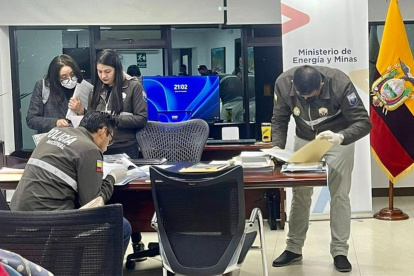 Evidencias. Agentes de la Fiscalía y de la Policía recogieron elementos de convicción en la oficina de Vera.