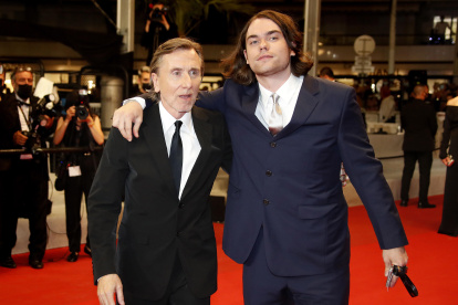 Fotografía de archivo fechada el 11 de julio de 2021 del actor Tim Roth (i) junto a su hijo Michael Cormac Roth, durante la alfombra roja de la 74 edición del Festiva de Cannes, en Cannes (Francia).